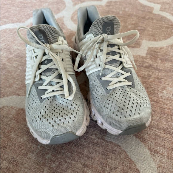 On women’s Running Shoes - Picture 3 of 5